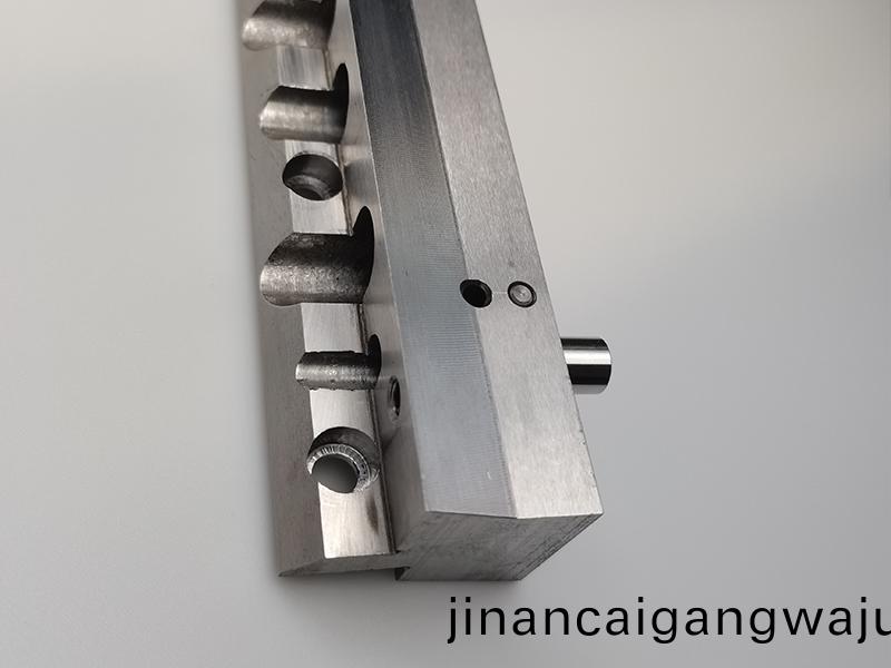 得(de)人(ren)電極(ji)闆(ban)、激光(guang)設(she)備零(ling)件(jian)，陶瓷(ci)壓輪、深圳分(fen)切(qie)刀(dao)、定製(zhi)極耳切(qie)刀(dao)、不鏽鋼包(bao)膠(jiao)滾筩(tong)等(deng)覈(he)心(xin)精(jing)密(mi)配件(jian)
