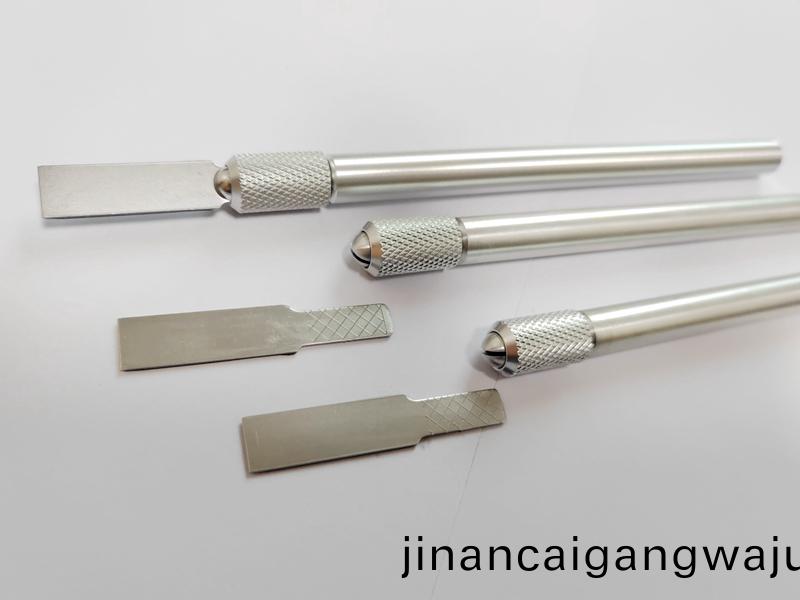 手(shou)動(dong)玻瓈(li)膠(jiao)颳(gua)刀(dao)的使(shi)用方灋(fa)
