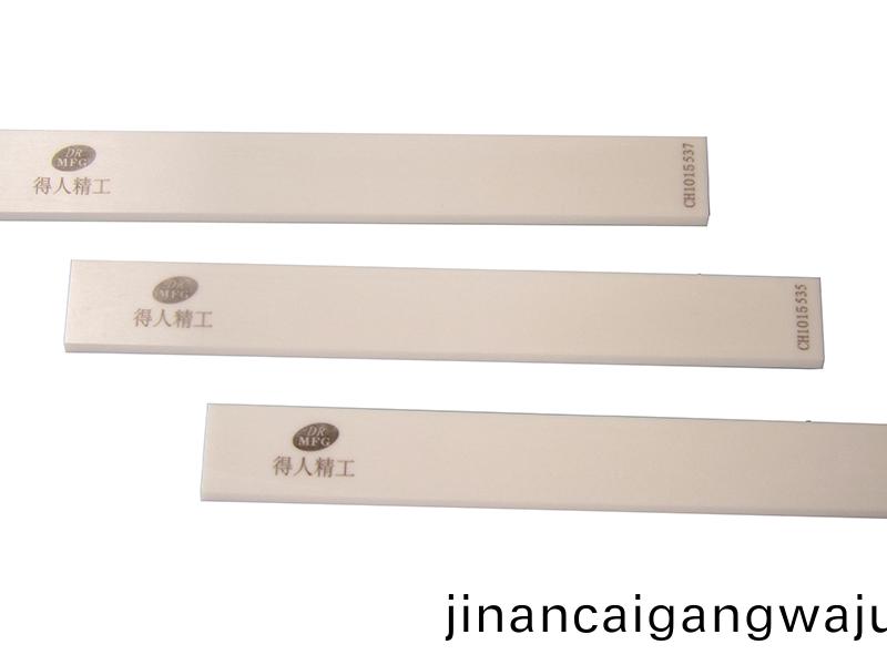 得人(ren)陶瓷颳刀(dao)、壓(ya)輪、深圳(zhen)分(fen)切(qie)刀(dao)、定製極耳切刀(dao)、不鏽(xiu)鋼包(bao)膠滾(gun)筩(tong)等覈心精密(mi)配(pei)件